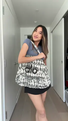 Adding a zipper makes this bag SO much better!!! 😳 #alo #aloyoga #totebag #DIY #zipper @Alo Yoga 