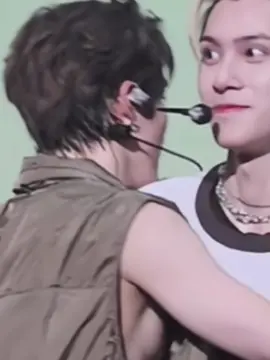 When Xiaojun put his chin on Hendery's shoulder🥺 #henxiao 