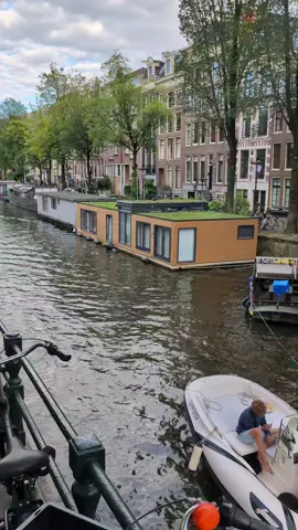 Case Galleggianti  #canals #amsterdam #houses #casegaleggianti #floatinghouses #expat #netherlands #paesibassi #italianiallestero #italians 