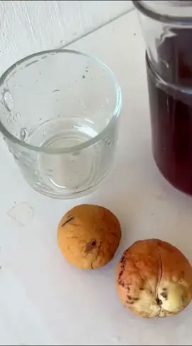 🌿 Receita de Chá para Aliviar Dores no Corpo 🌿 Este chá combina ingredientes com propriedades anti-inflamatórias e analgésicas, ajudando a aliviar dores no corpo, sejam elas musculares ou nas articulações. 🍵✨ Ingredientes: 1 colher de sopa de gengibre fresco ralado 1 colher de sopa de cúrcuma em pó 500 ml de água 1 pau de canela 1 colher de chá de mel (opcional) 1 rodela de limão (opcional) Modo de Preparo: Ferver a Água: Coloque 500 ml de água para ferver em uma panela. Adicionar os Ingredientes: Quando a água começar a ferver, adicione o gengibre ralado, a cúrcuma e o pau de canela. Infusão: Desligue o fogo, tampe a panela e deixe os ingredientes em infusão por 10 minutos. Coar: Coe o chá para remover os pedaços de gengibre e canela. Adicionar Mel e Limão (opcional): Para um sabor adicional e propriedades antioxidantes, adicione uma colher de chá de mel e uma rodela de limão. Modo de Usar: Consumo Diário: Beba uma xícara desse chá até duas vezes ao dia, especialmente quando sentir dores ou após atividades físicas intensas. Benefícios: Redução de Inflamações: Tanto o gengibre quanto a cúrcuma possuem propriedades anti-inflamatórias poderosas que ajudam a reduzir dores no corpo. Alívio de Dores Musculares e Articulares: Esse chá é ótimo para quem sofre de dores nas articulações, como artrite, ou dores musculares decorrentes de atividades físicas. Ação Antioxidante: A cúrcuma é rica em antioxidantes, que ajudam a combater os radicais livres e protegem as células do corpo. Melhora da Circulação: O gengibre auxilia na melhora da circulação sanguínea, ajudando a reduzir dores crônicas. Fortalecimento do Sistema Imunológico: Ingredientes como gengibre, cúrcuma e canela ajudam a fortalecer o sistema imunológico e prevenir inflamações futuras. Dicas: Para Melhores Resultados: Combine o chá com uma alimentação anti-inflamatória e a prática de exercícios leves, como alongamentos, para melhorar a flexibilidade e aliviar as dores. Uso Regular: Se as dores forem recorrentes, beba esse chá diariamente para manter os níveis de inflamação sob controle. Experimente esse chá natural e sinta o alívio das dores no corpo! 🍵💪✨ #CháParaDores #AntiInflamatório #Gengibre #Cúrcuma #SaúdeNatural #DicasDeSaúde 4o