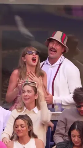 TOUCHING YOUUUUUU 😂🎶 #TaylorSwift e #TravisKelce sentindo o amor no US Open em Nova York ao som da música “I Believe In A Thing Called Love”. Quem também é filho desse casal? 🤧💙💫  📸: @US Open  #TayVis #TaylorNation #Swifties #SwiftTok