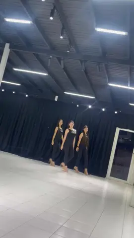 Que bella pasarela de 3 personas 💗✨ #ve #amigas #chica #modelo #elegant #venezuela #modelaje #pasarela #actitud #belleza  #modelos #model #girls 