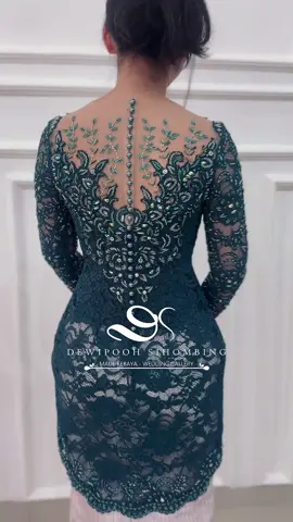In frame Kebaya pesta sister of the bride in emerald green Wardrobe : @dewipoohsihombing  #kebayawisuda #wisuda #wisudausu #medan #usumedan #kebayacantik #kebayapendek #kebayainspirasi #kebayaindonesia #kebayamodern #kebayasimple #penjahit #penjahithits #penjahitmedan  #penjahitmedan #medan #penjahithits #mamacantik #seragamanan #batak #batakhits #adatbatak #bonataon #penjahitonline #kebayacantik #kebayapendek #kebayasetelan #kebayaindonesia #inspirasi #kebayamartupol #martupol #kebayabaptisan #kebayatardidi #kebayapesta #kebayapestabatak #jahitonline 