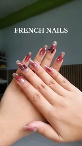 Easy to use and reusable fake nails. #fakenails #frenchnails #nailsdesign #nails💅 #nailextension #nailsathome #nailsoftiktok #fyp 