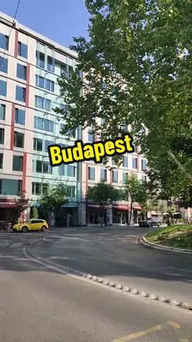 Площа в центрі Будапешта з невеликим парком, статуями, вишуканим архітектурним ансамблем і краєвидами на Ланцюговий міст Сечені.#budapest 