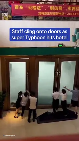 Shocking moment hotel employees try to hold open doors hit by powerful gusts of wind from Super Typhoon Yagi, Vietnam. Asia’s most powerful storm this year landed in Vietnam over the weekend, authorities have warned of more flooding. Stay with us for this developing story. 🎥 alertarojanot #typhoon #extremeweather #vietnam #hotel #typhoonyagi 
