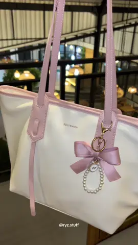 Totebag aesthetic cocok banget buat kuliah, ngantor atau bepergian.  Spacenya gede dan bisa muat laptop maks 13 inch 🥰  #totebagaesthetic #totebagbostanten #totebagmurah #totebagkuliah #shoulderbag #tasjinjing #kaylabagbostanten 