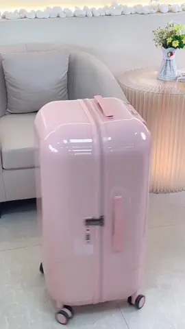 Chiếc vali kéo **SOS Zundi** dễ thương và tiện lợi với thiết kế độc đáo: hộp đựng sữa tai mèo có ngăn cốc gấp, cổng USB, lớp lót dây kéo bằng da đào mềm, dây kéo chống cháy nổ YKK bền bỉ và bánh xe êm ái dễ đẩy. Một lựa chọn hoàn hảo cho những chuyến đi của bạn! #medobepnoidiatrung #vali #valikeo 