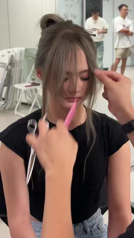 French bangs 💇‍♀️刘海修剪技巧#JoywinColour #珠光染 #加拿大 #多伦多染发 #蒙特利尔 #温哥华 #balayage #ombre #airtouch #발레아쥬 #ハイライトヘア #バレイヤージュ #hair #hairstyles #haircolor #behindthechair #hairsalon #asianhair #torontosalon #montrealsalon 