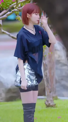 ADIVINHA QUEM TAH QUASE EM 1OK??? 🐬🐬🌈🌈 #chaewon #morangosdaday #fancam 