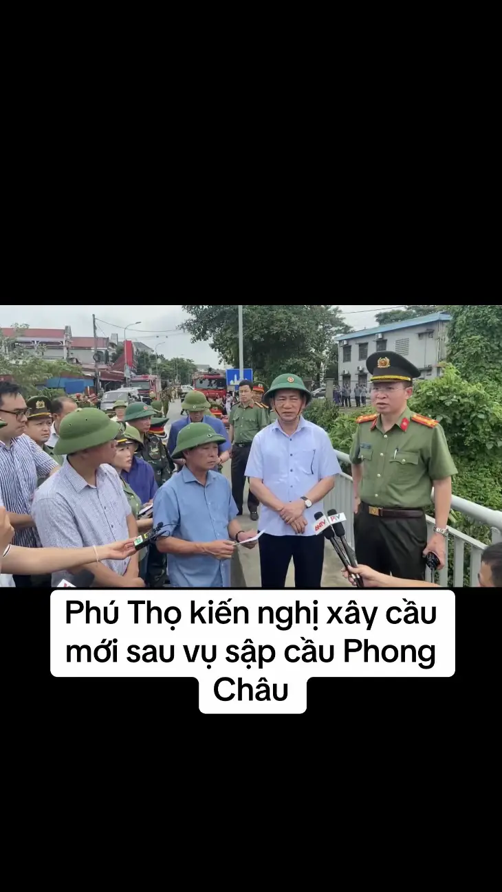 PHÚ THỌ KIẾN NGHỊ XÂY CẦU MỚI SAU VỤ SẬP CẦU PHONG CHÂU ‼   Do ảnh hưởng của cơn bão số 3, nước sông lên cao và chảy xiết, vào khoảng 10h sáng nay (9/9), cầu Phong Châu (tỉnh Phú Thọ) bị sập cuốn trôi trụ T7 và 2 nhịp dàn chính.  Đây là cây cầu huyết mạch, kết nối 2 huyện Tam Nông và Lâm Thao. Ngay sau khi vụ việc trên xảy ra, Thủ tướng Chính phủ Phạm Minh Chính đã yêu cầu Phó Thủ tướng Hồ Đức Phớc cùng lãnh đạo các bộ, ngành Trung ương đến ngay hiện trường để phối hợp với tỉnh Phú Thọ tìm kiếm nạn nhân mất tích, khắc phục sự cố. Trong báo cáo số 156 chiều cùng ngày, UBND tỉnh Phú Thọ đã đề nghị Bộ Quốc phòng, Quân khu 2 lắp đặt cầu phao để đảm bảo giao thông tạm thời, phục vụ nhu cầu đi lại của nhân dân. Đồng thời, tỉnh Phú Thọ cũng đề nghị Thủ tướng Chính phủ giao Bộ Giao thông Vận tải đầu tư xây dựng cầu mới thay thế cầu Phong Châu cũ, đồng bộ với quy mô tuyến quốc lộ 32C hiện tại.  #phongchau #xuhuong 