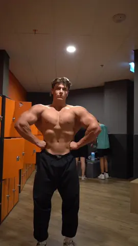 Bulk is kicking in hard  Code “MATHIEU” @GYMSHARK & ESN #bodybuilding #posing #aesthetics #classicphysique 