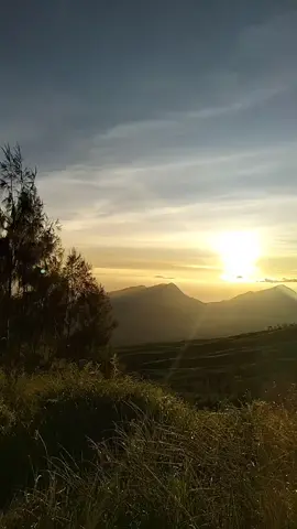 ucapan selamat pagi yang sangat indah dari alam. #rinjani3726mdpl♥  #sunrise  #healling  #fyp 