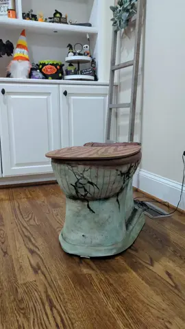 Pop Up Zombie Toilet Spirit Halloween 🚽 . . . #spirithalloween #spirithalloween2024 #halloween #halloween2024 #animatronic #animatronicos 