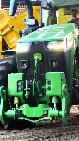 😈#johndeere #johndeerearmy #farmwork #johndeere8r #8r #farm #sunrise #farming #farmlife 