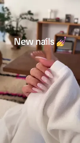 Cloudy white nails 💕