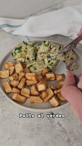 Pollo al verdeo 🍗 Que mejor que arrancar la semana comiendo algo rico 🫶🏻 Por eso junto a @oliovita te dejamos esta idea para que te hagas una rica cena 🥰 Solo necesitas 👇🏻 Pollo 2 patas y muslos Verdeo 5 ramitas Cebolla 1 grande Aceite de oliva, use el varietal Coratina de @oliovita ♡ Crema de leche 250 ml Sal y pimienta a gusto Papa 1/2 kg Haganlo y me cuentan 😘 #pollo #polloalverdeo #verdeo #cebolla #cenafacil #recetasalada #salsaconcrema 