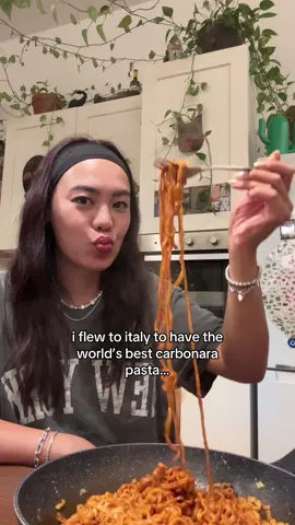 When that jetlag hits and you need that midnight snack but make it ✨italian✨ 🤣 #mukbang #asmr #ramen #buldak #travel #italy 