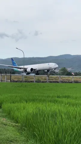 Garuda Indonesia Boeing 777-300(ER) landing at Banda Aceh Sultan Iskandar Muda International airport ✈️ #garudaindonesia #aviation #planespotting #indonesia #aceh #acehviral #bandaaceh #fyp #foryou 