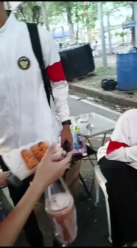 Momen para pemain timnas voli putri Indonesia, Megawati Hangestri, Wilda Siti, Tisya, Indah, dan Arsela, mengajak LO dari Thailand bernama Kusuma, foto bersama saat SEA V League, Agustus 2024. #megawati #megawatihangestri #timnasvoli #timnasvoliindonesia #timnasindonesia #bolavoli #seavleague2024 