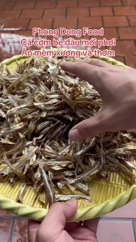 Trời mưa này làm món cá cơm khô rum kiểu chua ngọt ăn rất hai cơm. Hàng mới phơi gửi đi cho các bác ạ #phongdungfood #cakho 