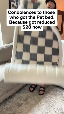 I’m in love with these couch mats! 😍 #sofamat #couchcover #petowners #dogowners #catowners #cleancouch 