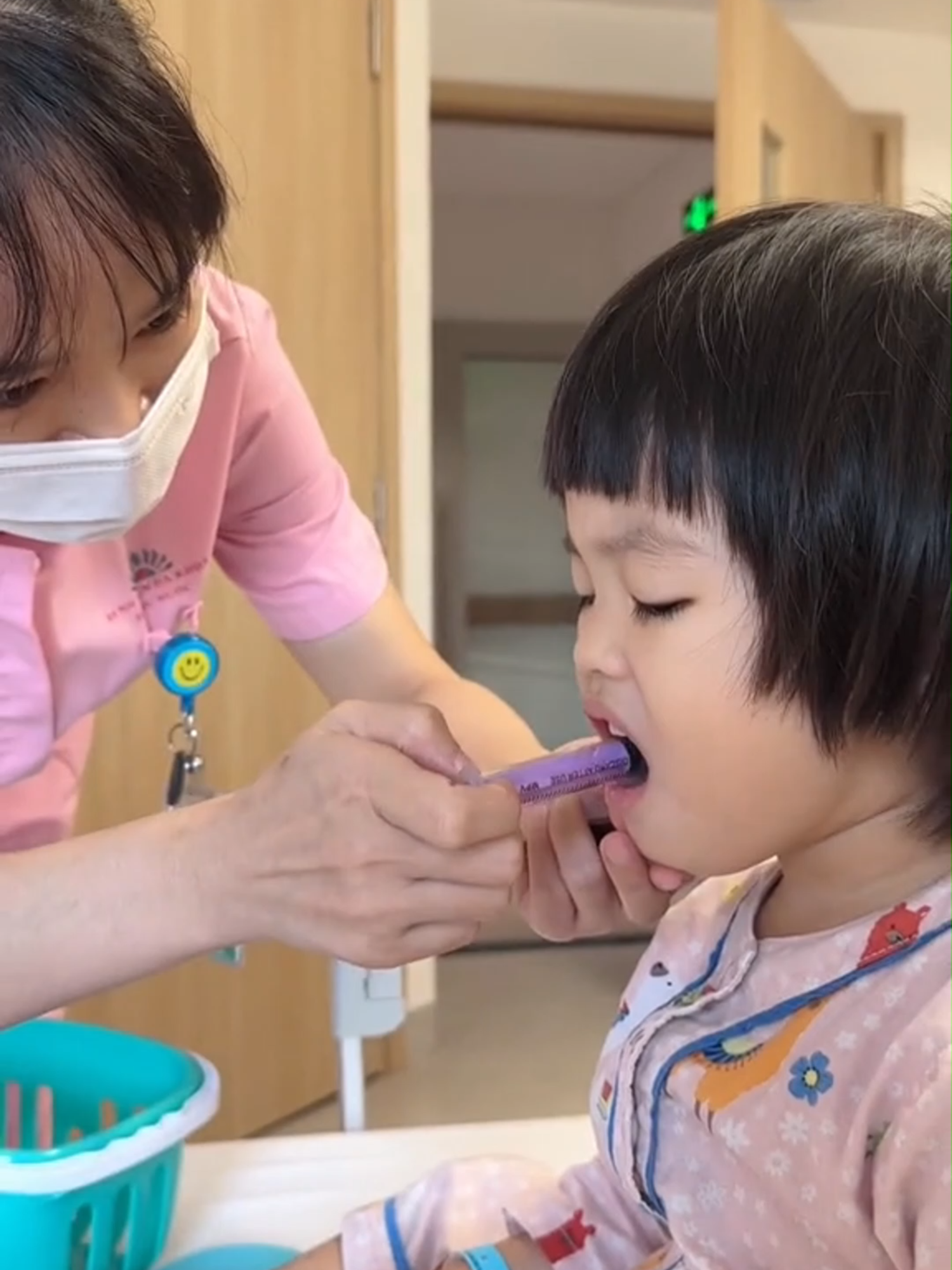 Bé bị mẩn ngứa mẹ nên làm gì, các mẹ cùng xem bí quyết của mẹ Amber nhé #chamsocbe #romsay #sachi #nuoctamthaoduoc
