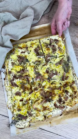 Jour 10 : Challenge 1 mois dans mon assiette  Tarti Flamm’  Direction l’Alsace pour cette recette hyper facile à réaliser. Elle est revisitée pour le plaisir de nos papilles 😋 C’est quoi ton fromage préféré ? ✔️1 pate à flammekueche ✔️100 g de fromage blanc ✔️20 cl de crème fraîche épaisse ✔️1 oignon ✔️200 g de lardons fumés ✔️1/4 de reblochon ✔️Poivre, sel ✔️Un peu de thym séché ✔️Noix de muscade Détail de la recette sur mon site mimicuisine.fr   ➡️ Partage la recette a un(e) ami(e)   #mimicuisine #alsace #flammkuchen #lardon #reblochon #mercredi #kidsfood #aperotime #passionfood 