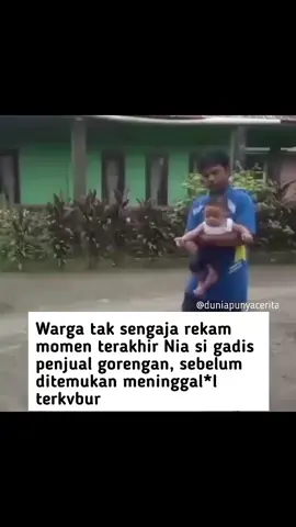 Kamera amatir warga merekam momen terakhir Nia Kurnia Sari, gadis 18 tahun asal Padang Pariaman yang ditemukan m*ninggal*l terk*bur tanpa busana pada Minggu (8/9). Dalam video itu, Nia tampak sedang menjajakkan gorengannya. Ia berjalan kaki mengenakan baju dan kerudung serba hitam dengan memikul baki di kepala. Terdengar suara Nia berteriak, “Tahu isi… Bakwan…” Video tersebut menjadi momen terakhir Nia sebelum dinyatakan hilang hingga ditemukan m*ningg*l dunia. Seorang pengguna Tiktok dengan nama willyazza tak sengaja merekam Nia yang kebetulan melintas saat dirinya sedang bermain-main dengan sang cucu.
