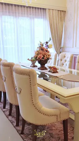 Dining room ini mengusung konsep semi klasik dengan menggunakan warna dominan putih dan krem. Penggunaan lighting yang warm memberikan kesan nyaman dan hangat yang cocok untuk melingkupi kebersamaan keluarga pada makan.  Wujudkan interior impian anda bersama Java Interior! Contact us ☎ 082232434040 / 081334814848 Or Visit our office 📍Ruko Villa Bukit Mas RM 09, Jl. KH Abdul Wahab Siamin, Surabaya #javainteriorsurabaya #desaininterior #designinterior #interiordesign #desaininteriorsurabaya #interiordesignsurabaya #rumahimpian #makeoverhouse #dekorasi #dekorasirumah #diningroom #diningroomideas #classicdiningroom #ruangmakanklasik 