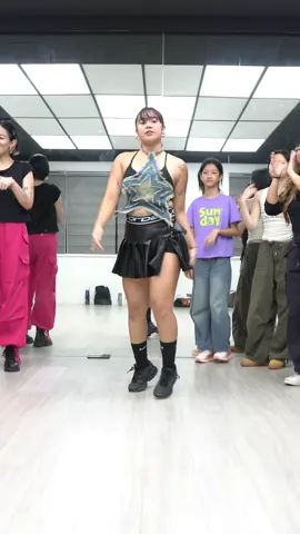 vibes for my class last time 💋 will be teaching Basic Waacking at @ZERO Studio next week! Lemme know what songs you wanna waack to 🫶🏼  #waacking #choreography