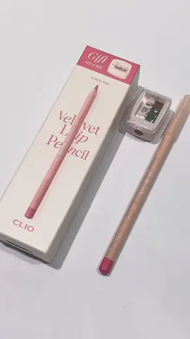 Thấy lạ lạ mà thử thì cũng thích. Okela nha, vs cái này kiểu kẽ shape môi nó nét hơn mí bà do đầu nó nhọn á #unboxing #kbeauty #dbwbrv #makeup #clio #lippencil 