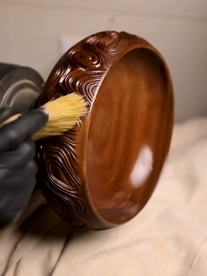 Super satisfying wood carving #wood #woodworking #art #artistsoftiktok (Source: IG - greg.obj)