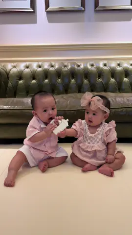 Hai chị em tự chơi với nhau trong lúc cả nhà ăn cơm tối 🩷 hum nay Lucy bít trêu lại Luca rùi ạ 😆 #LucyLuca #embedangyeu #sinhdoi #viral #twins 
