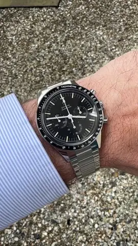 Happy #speedytuesday ! 🚀  This week we have a beautiful wrist roll of @RJBROER Omega Speedmaster Professional Moonwatch Caliber 321. 🌕  What’s on your wrist today? Let us know in the comments! 👇🏼 #chrono24 #speedmaster #omega #fyp #foryoupage #foryou #fitcheck #wristroll #luxury #rocket #moon #astro 