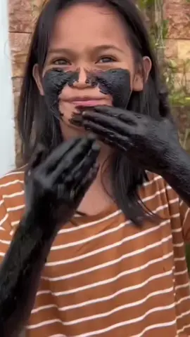 Saya sangat mengesyorkan scrub kopi ini kulit saya tidak pernah begitu cerah dan lembut. #memutihkan #bodyscrub #glowingskin #fyp #tiktokmalaysia 