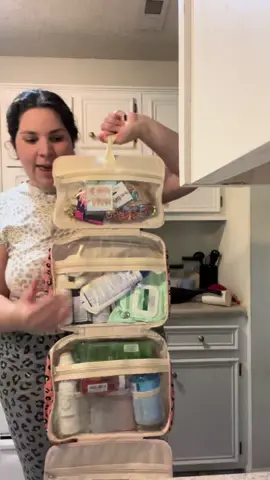 #travel #travelbag #higiene #bolsodeviaje #mamade2 #viaje #viajeros #travelpack #packing #travellingwithkids #travelessentials #mamalatina #roadtrip #viral #parati #fyp #foryou #tiktokshop #fragance #pressonnails #medicine #perfume #pacifica 