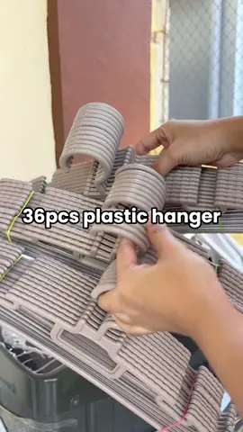 grabe naman tong hanger na to hindi basta basta napuputol! ☺️ #hangerforclothes #plastichanger #hanger #affordablehanger #fyp 