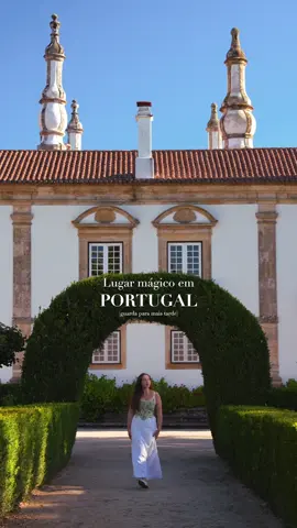 Fomos visitar os jardins da Fundação da Casa de Mateus e adoramos 💕🌸 Para além do palácio que podem também visitar, os jardins parecem saídos de um conto de fadas, com uma vibe romântica, pequenos labirintos e lagos🧚‍♀️ Logo no início dos jardins, vão encontrar um túnel de arbustos que é lindo para se fotografar! ⏰ Horário:  Segunda-feira a Sexta-feira: 9h às 18h Fins-de-semana e Feriados: 9h às 18h30 🎟️ Bilhetes:  Visita à capela e jardins: 12,50€  Visita ao museu: 18€ (com áudio guia) #fundacaodacasademateus #palaciodemateus #visitoportugal #portugal #vilarealportugal #vilareal #palaciosemportugal 