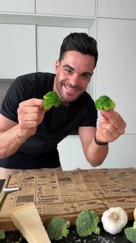 Smashed Parmesan Brokkoli Bites 🥦🧀 Dieser Snack ist genau das Richtige für euch wenn ihr Brokkoli liebt 😍 Das müsst ihr unbedingt ausprobieren 😋  Zutaten:  Für die Marinade:  - 1 Bokkoli  - Öl  - 1 TL Paprika  - 1 TL Knoblauch  - 1 TL Oregano  - Salz / Pfeffer  - Parmesan  Für die Aioli  - 1 Dose weiße Bohnen  - Saft einer halben Zitrone  - 1 TL Senf  - 1 TL Oregano  - 1 TL Öl  - Salz / Pfeffer  Zubereitung:  Kocht zuerst den Brokkoli 🥦 für ca. 15-20 Minuten. Dann schneidet ihr die Köpfe ab und drückt die mit einem Glas platt. Als Nächstes streicht ihr sie mit der Marinade ein und gebt noch etwas Parmesan oben drüber 😋. Dann kommt das Ganze bei 180 Grad für 15 Minuten in den Ofen. In der Zwischenzeit bereitet ihr die Aioli vor 🥰. Dafür mixt ihr alle Zutaten dafür in einem Mixer zusammen. Und schon könnt ihr euren Brokkoli Snack genießen 😍  Guten Appetit 🤤  #teamzarrellaskitchen #unglaublichschnell #unglaublichlecker