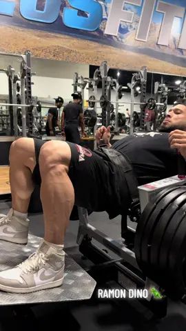 HEAVY HIP THRUST ⭕️⭕️🔥🔥🦖🦖 #ramondino #bodybuilding #dino #mrolympia2024 #lasvegas #classicphysique #ficisulturismo #musculacaofaixapreta #maxtitanium #mrolympia #musculação #proathlete #strongman #maromba #arnoldchamp #prep #freak #dinoseries #legday #hipthrustmaschine 