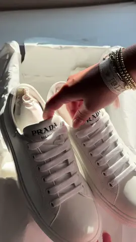 forever a white sneaker girly🍊🤍 #whitesneakers #sneakers #prada #pradasneakers #unboxing #minihaul #shopping 