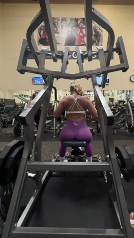Throwing it back to back day 💪🔥 Progress never stops, even when the video’s old! #BackDayThrowback #FitnessJourney #StillStrong #BeeStrong 