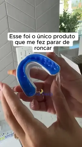 O mordedor bucal anti bruxismo e ronco foi desenvolvido para proporcionar noites de sono mais tranquilas e confortáveis. Feito com material flexível e seguro, ele protege seus dentes contra o desgaste causado pelo bruxismo e ajuda a reduzir o ronco, promovendo uma respiração mais fluida durante o sono. Fácil de ajustar e limpar, ele se adapta perfeitamente à sua boca, garantindo um uso confortável. Ideal para quem busca uma solução prática e eficaz para noites mais relaxantes.