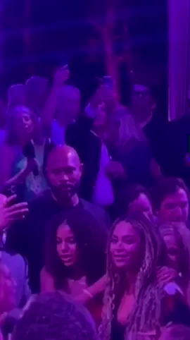 RAINHAS ACESSÍVEIS! Vídeo de Beyoncé e Blue Ivy aproveitando o casamento da Sam Greenberg e dançando “Love On Top” com os convidados. 💍🩵 #beyonce #beyhive #queenbey #blueivy #wedding #viralvideo #fypシ #trending