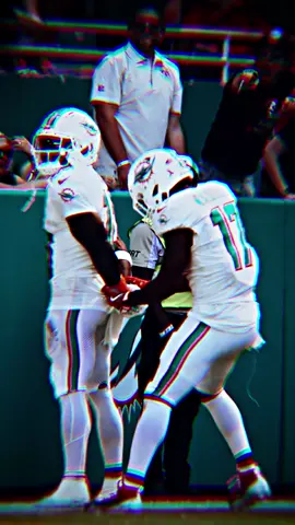 These NFL pics are TOO COLD 🥶