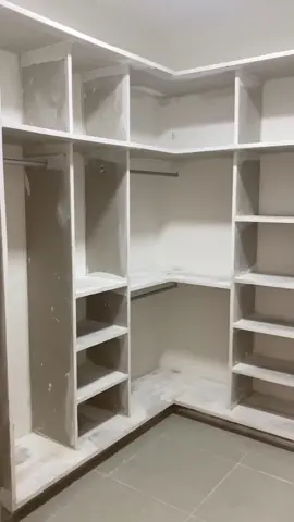 Processo de execução de um closet feito em drywall. Você teria um desse? 🤔🤩 Por: @s.l.gesso_e_decoracoes  •───────────────────────• #arq_designer #arqdesigner #arqdesignermarketplace 