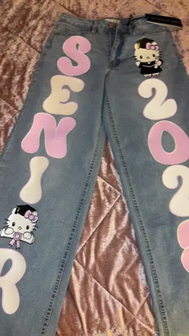 Senior hello kitty jeans🥺🩷 Order your senior jeans today! #anahiscreations #explorepage✨ #lasvegas #custom #personalized #custommade #senior #senioryear #jeans #2025 #graduation 