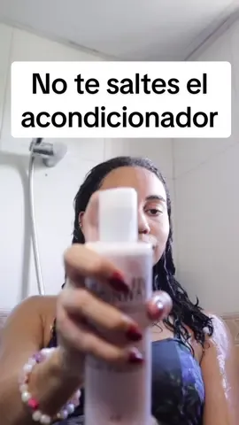 Para un ✨ cabello sano ✨es esencial seguir una rutina de cuidado en el orden correcto:  🫧| El shampoo para limpia el cuero cabelludo pero también rompe la barrera protectora del cabello, aportando así carga negativa.  🫙| Al aplicar la mascarilla esta penetra profundamente en la estructura del cabello, por el hecho de estar libre de la barrera que protege el cabello, es importante destacar que hay mascarillas que estan hechas para desenredar o que no necesitan acondicionador pero la mayoría si necesitan un acondicionador, principalmente si la mascarilla es de reconstrucción.  🧴| Finalizamos con el acondicionador, que sella la cutícula, proporciona hidratación adicional, trayendo carga positiva al cabello, dejando así tu cabello suave y manejable.  ¡La ciencia del cuidado capilar demuestra que cada paso TIENE UN PROPÓSITO, por esto existen! Desde que mi rutina de lavado es así, mi pelo ha tenido un cambio radical, incluso en la cantidad que se me sale💆🏻‍♀️