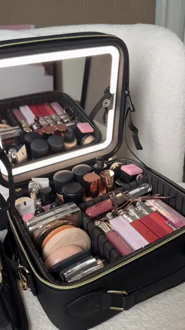 One of my best tiktok finds so far 🤍 #makeup #makeupbag #organize #makeuporganization #MomsofTikTok #tiktokfinds